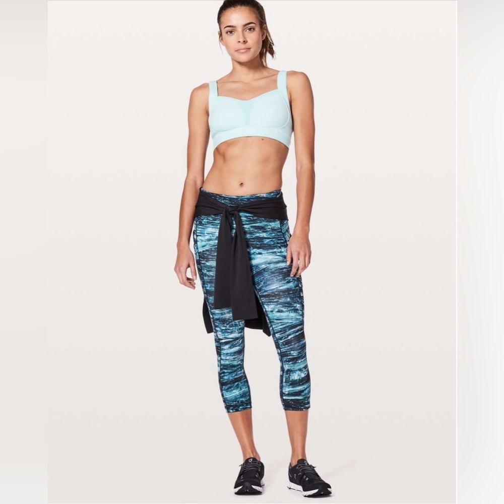 Lululemon Speed Up Crop *21"
Shorelines Multi Blue Size 6